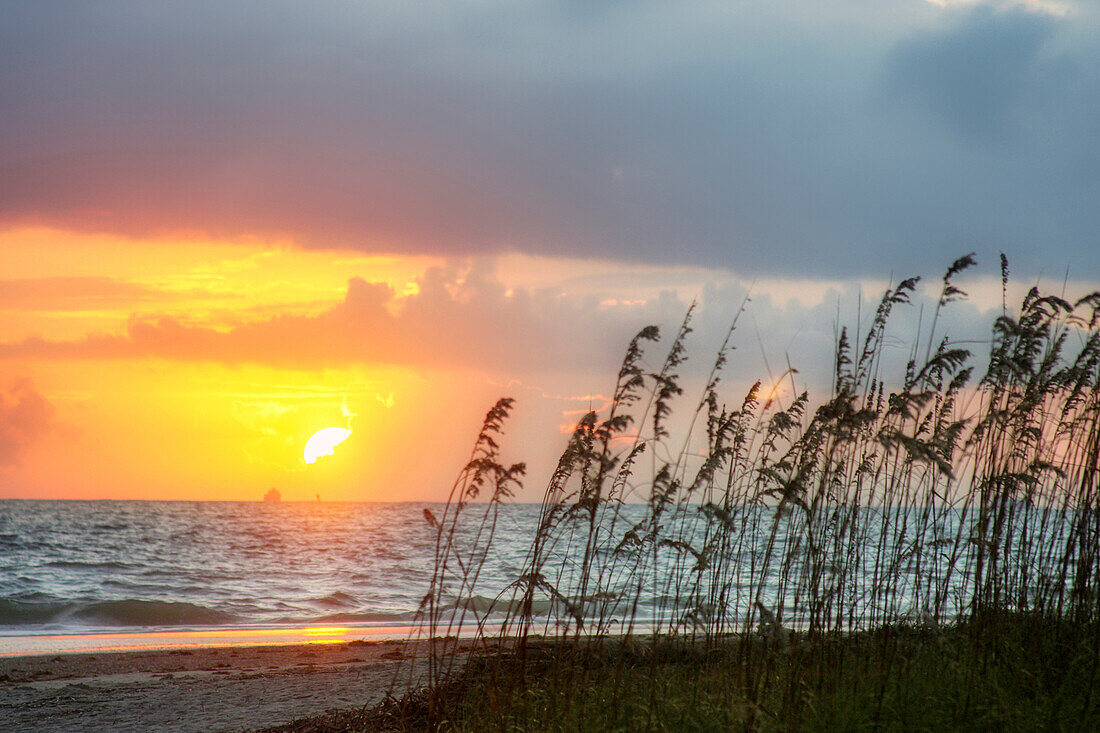 Sonnenaufgang am Atlantikstrand