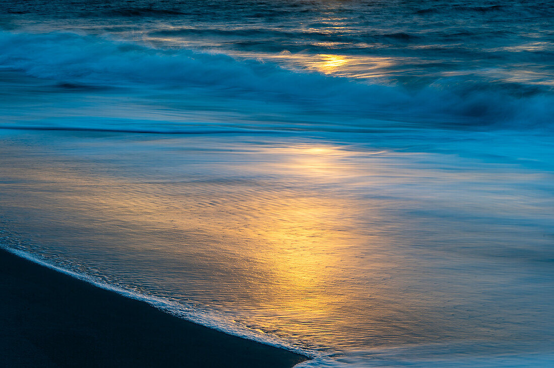 USA, New Jersey, Cape May National Seashore. Sonnenaufgang am Meer und Strand.