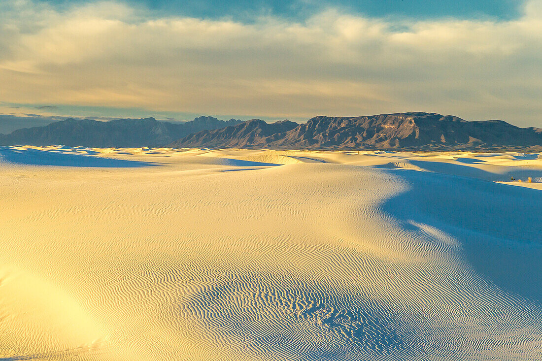 USA, New Mexico, White-Sands-Nationalpark. Sanddünen bei Sonnenaufgang