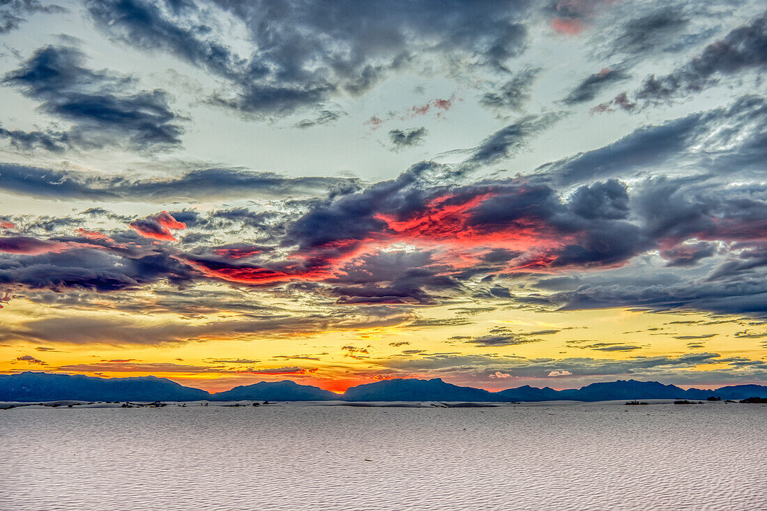 USA, New Mexico, White-Sands-Nationalpark. Sonnenuntergang über der Wüste.