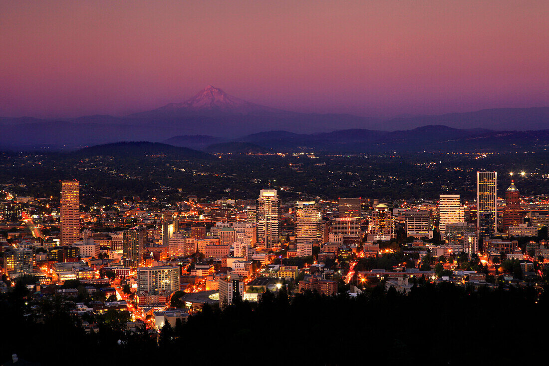 USA, Oregon, Portland. Stadtübersicht und Mt. Hood bei Sonnenuntergang