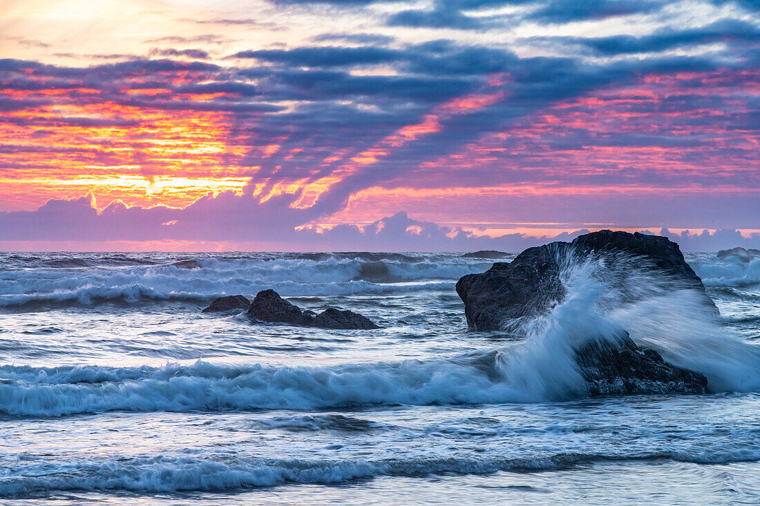 USA, Oregon, Bandon-Strand. Küste des Pazifischen Ozeans bei Sonnenuntergang.