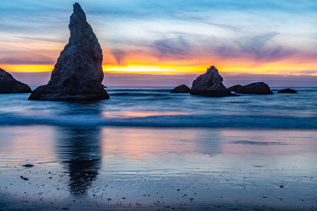 USA, Oregon, Bandon-Strand. Pazifische Meeresstapel bei Sonnenuntergang.