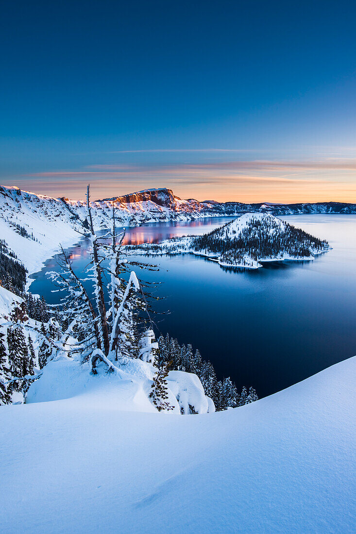 USA, Oregon, Crater-Lake-Nationalpark. Wintersonnenaufgang über Zaubererinsel.