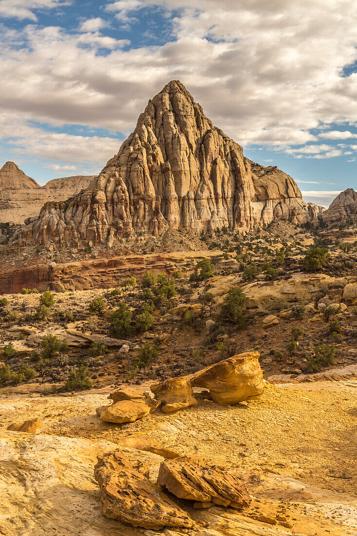 USA, Utah, Capitol Reef National Park. Pectols Pyramid in autumn