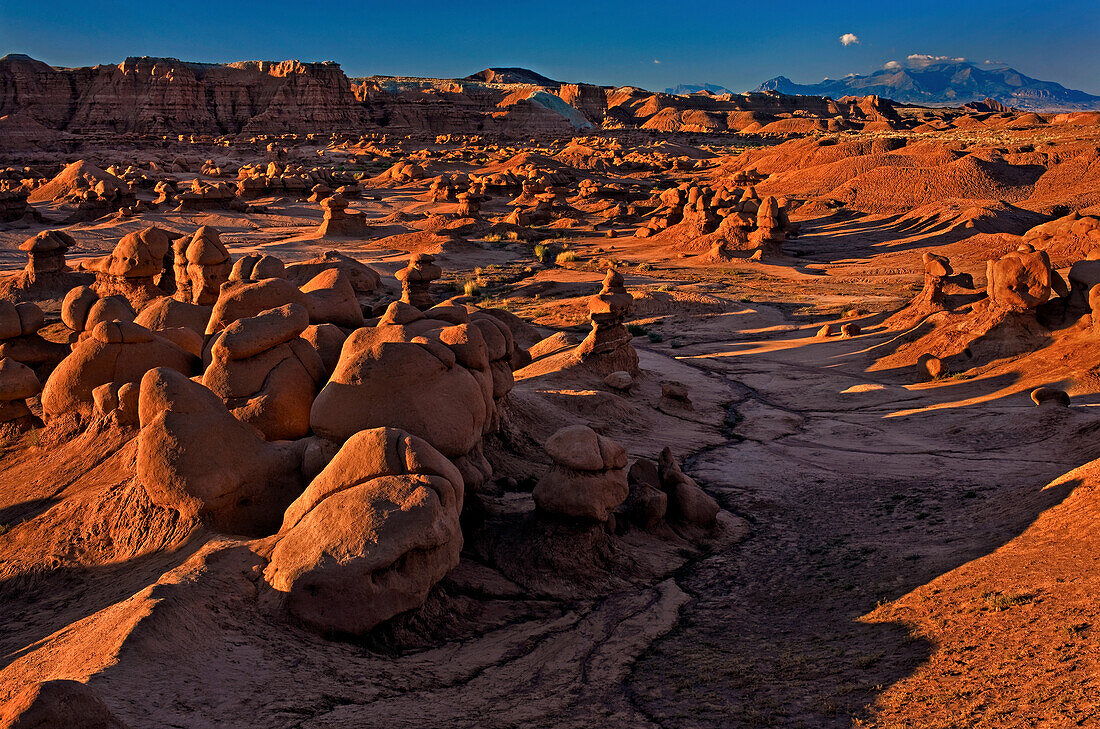 USA, Utah, Goblin Valley State Park. Sonnenaufgang auf erodierten Sandsteinformationen.