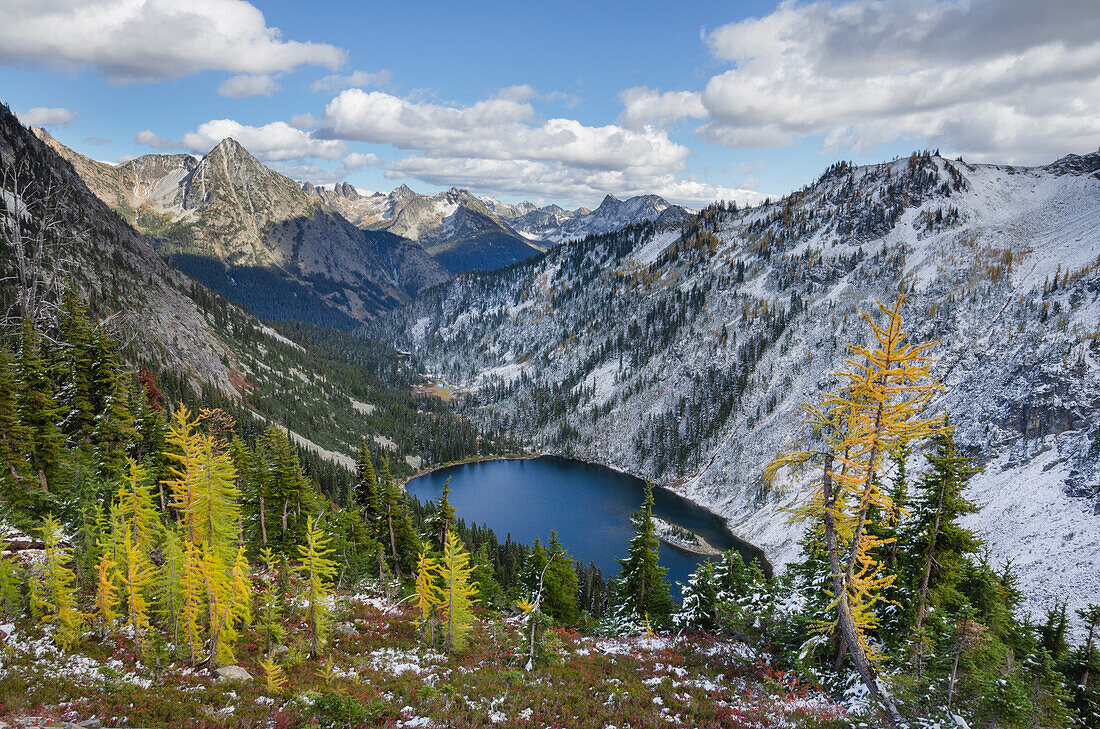 Lake Ann und goldene Lärchen nach herbstlichen Schneefällen. North Cascades, Bundesstaat Washington