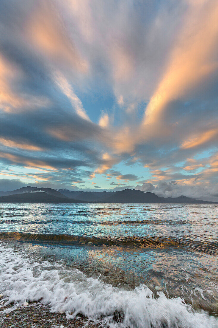 USA, Staat Washington. Seebeck. Sonnenuntergang über dem Hood Canal