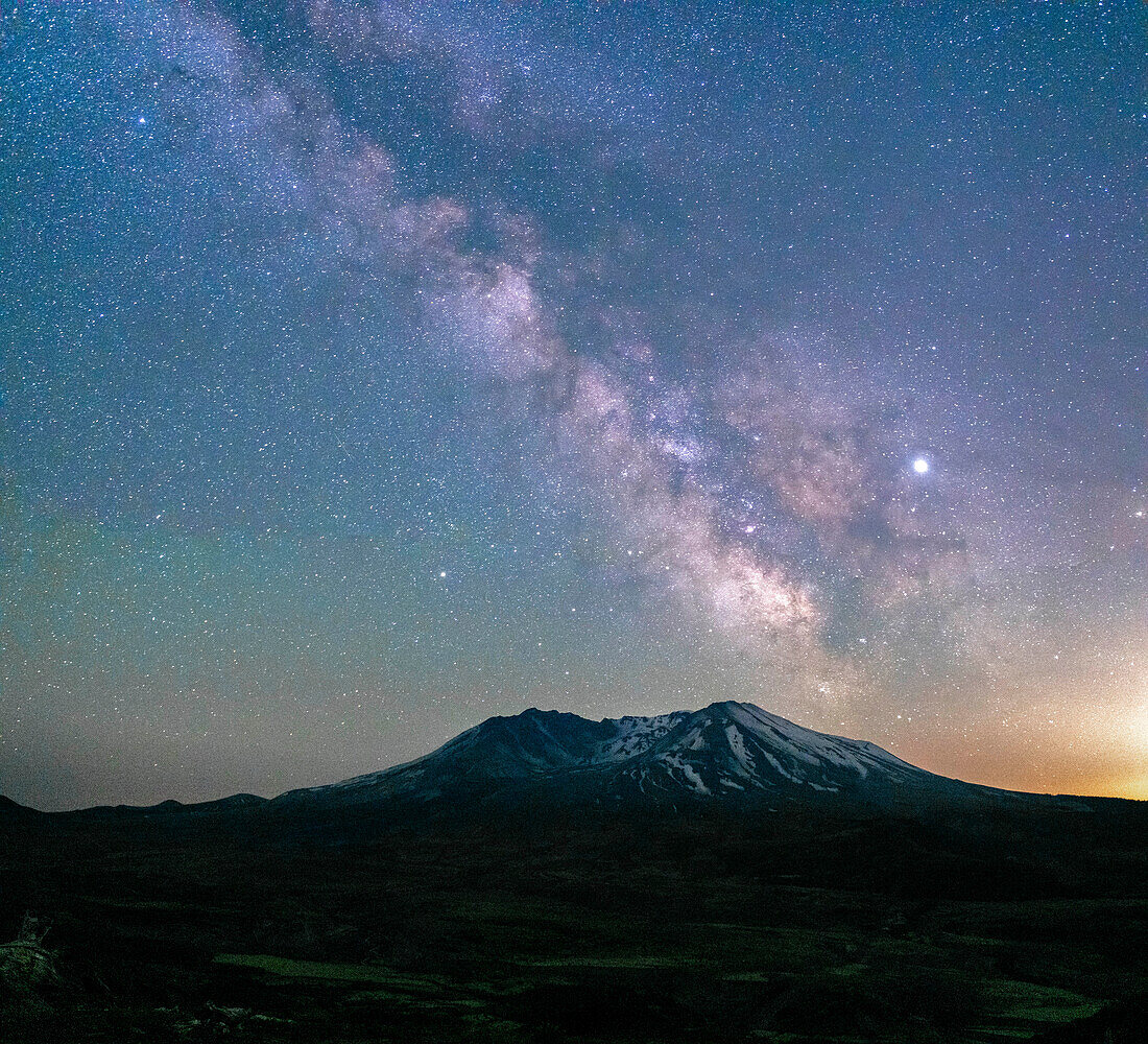 Die Milchstraße erhebt sich über Mt. St. Helens, einem aktiven Stratovulkan im US-Bundesstaat Washington