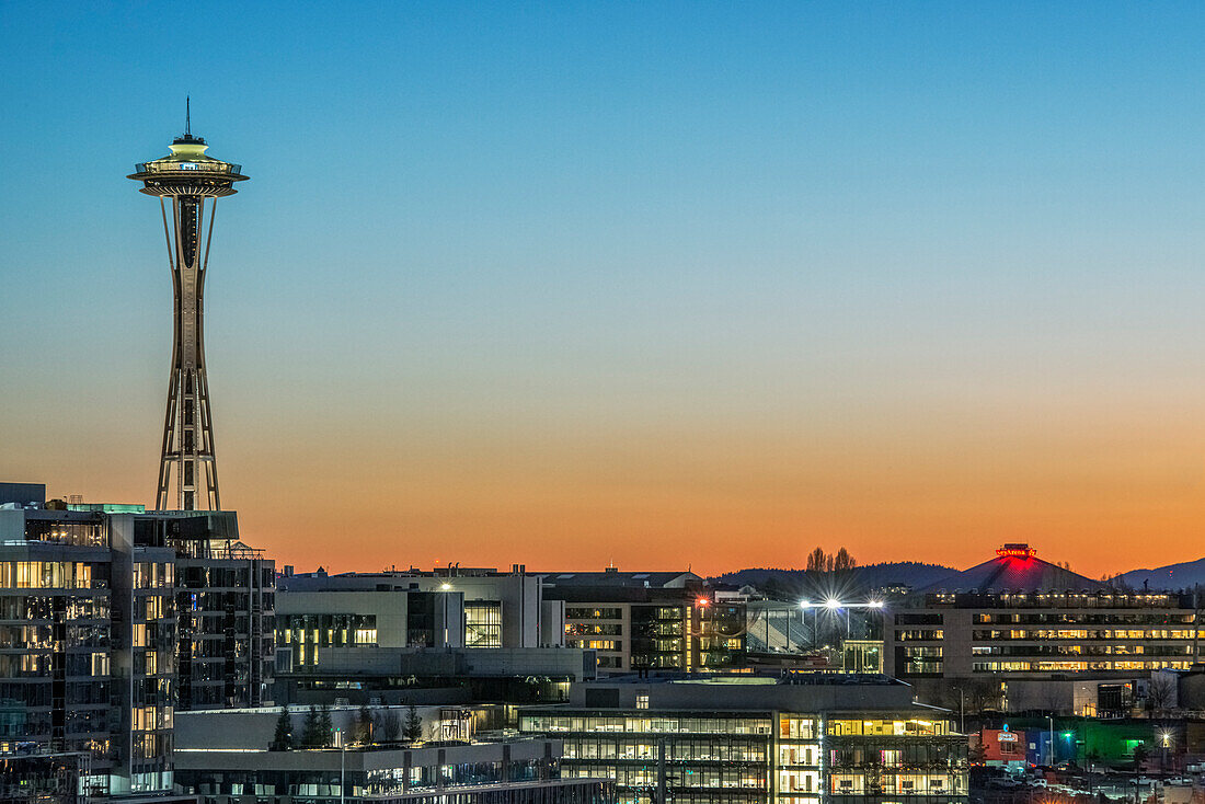 Staat Washington, Seattle. Skyline bei Sonnenuntergang