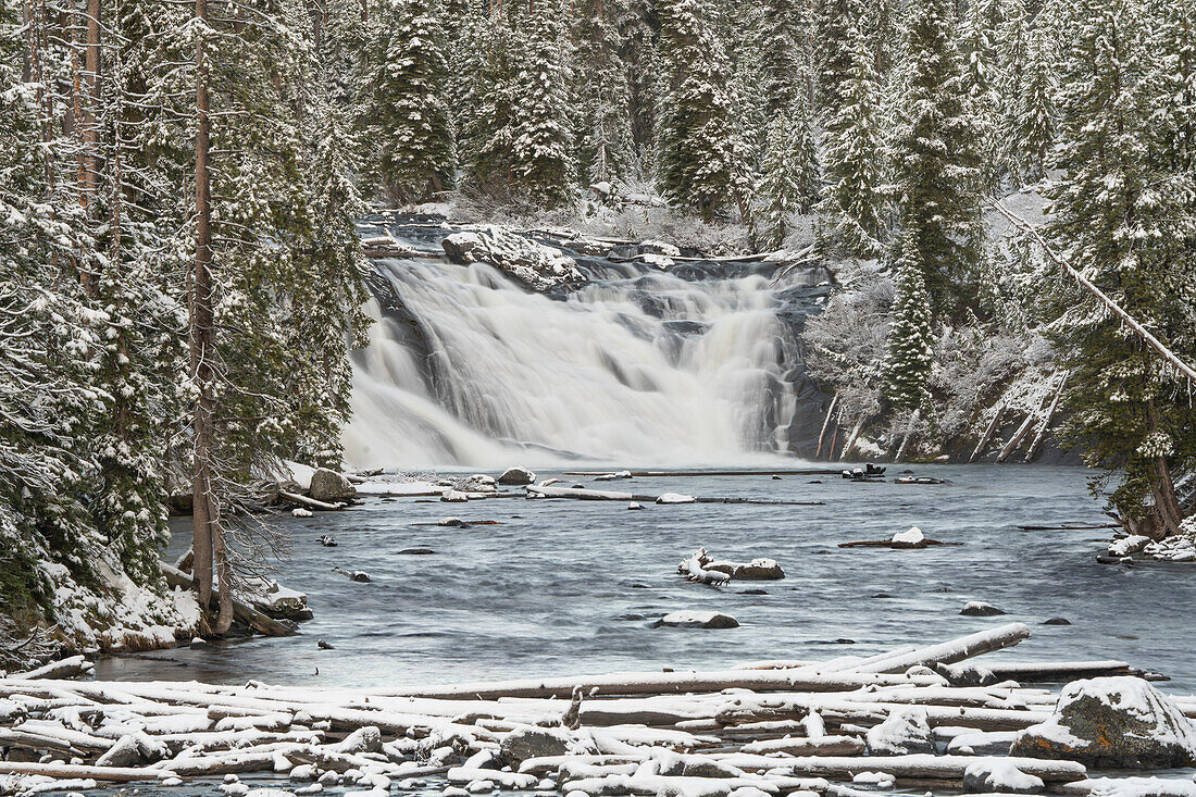 USA, Wyoming, Yellowstone-Nationalpark. Verschneite Landschaft mit Lewis Falls und Lewis River.