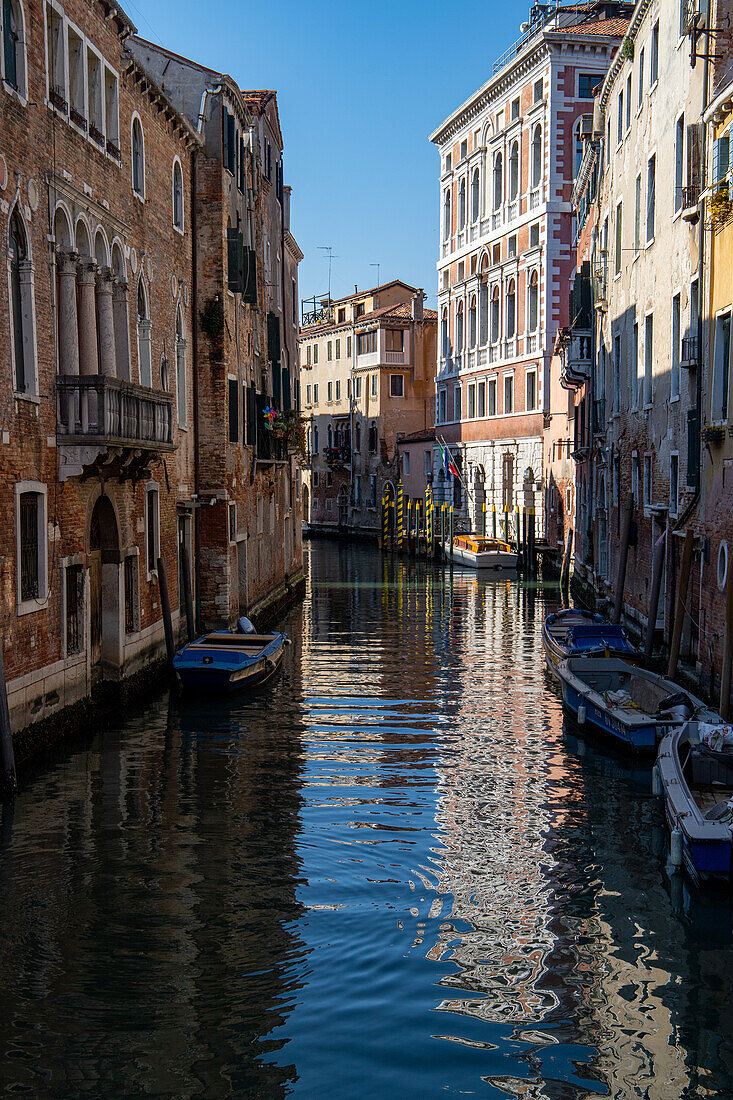 Boote vor Anker, am Rio San Polo, Venedig, Venetien, Italien