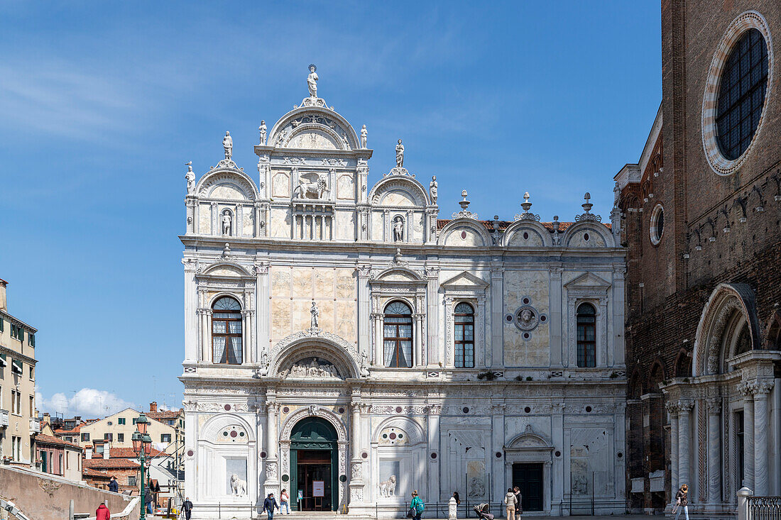 Blick auf den Campo Santi Giovanni e Paolo mit der weißen Fassade der Scuola Grande di San Marco in der Nähe der Kirche Santi Giovanni e Paolo, Venedig, Venetien, Italien