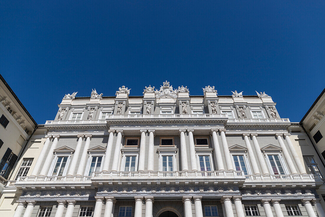 Fassade des Dogenpalastes auf der Piazza Matteotti, Genua, Ligurien, Italien.