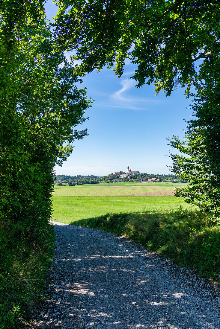 Blick auf das malerische Kloster Andechs im herrlichen Sommerlicht, Bayern, Deutschland