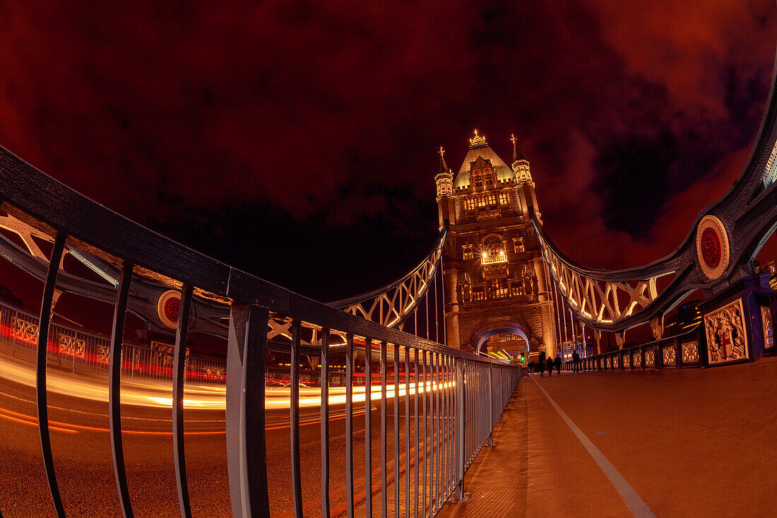 Auf der Tower Brigde in London bei Nacht, UK, Großbritannien