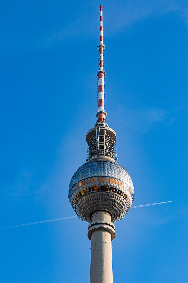 Der Berliner Fernsehturm Alex gegen den Himmel fotografiert, Berlin, Deutschland