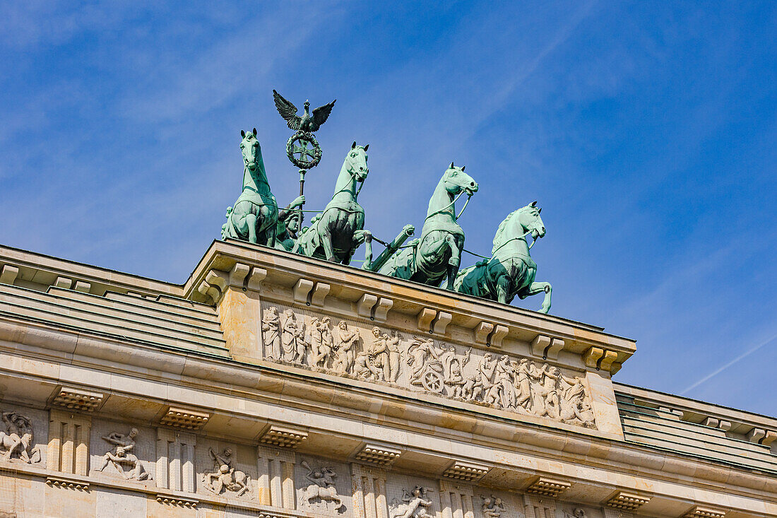 Das Brandenburger Tor mit dem Viergespann Quadriga bei blauem Himmel, Berlin, Deutschland