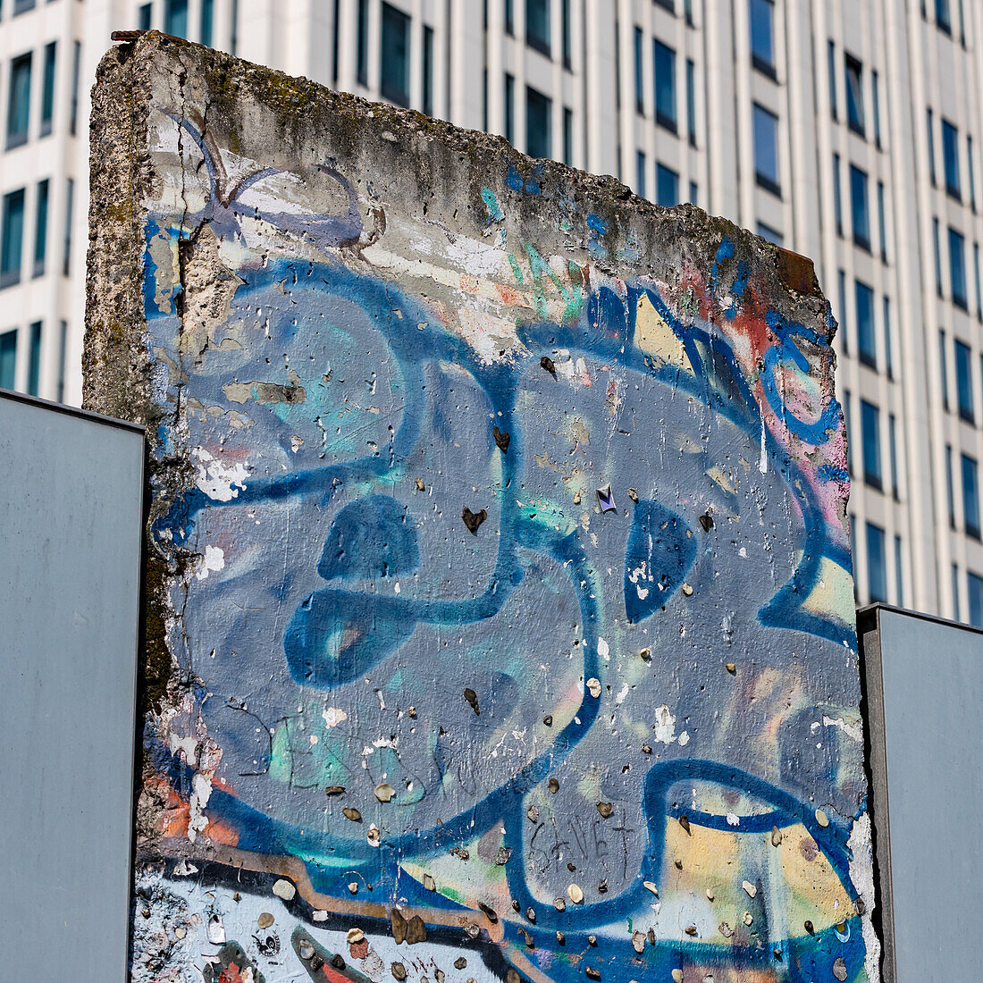 Ein bemaltes Stück der Berliner Mauer ausgestellt am Potsdamer Platz in Berlin, Deutschland