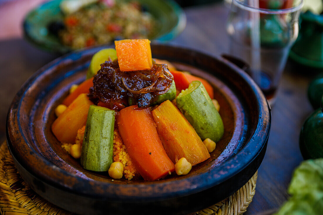 Gesunder Mittagssnack in Marrakesh, Marokko, Gemüse Tajine