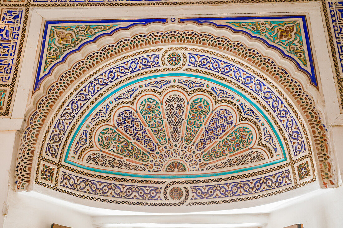 Ornamente über einem Türbogen im Palast Bahia in Marrakesh, Marokko