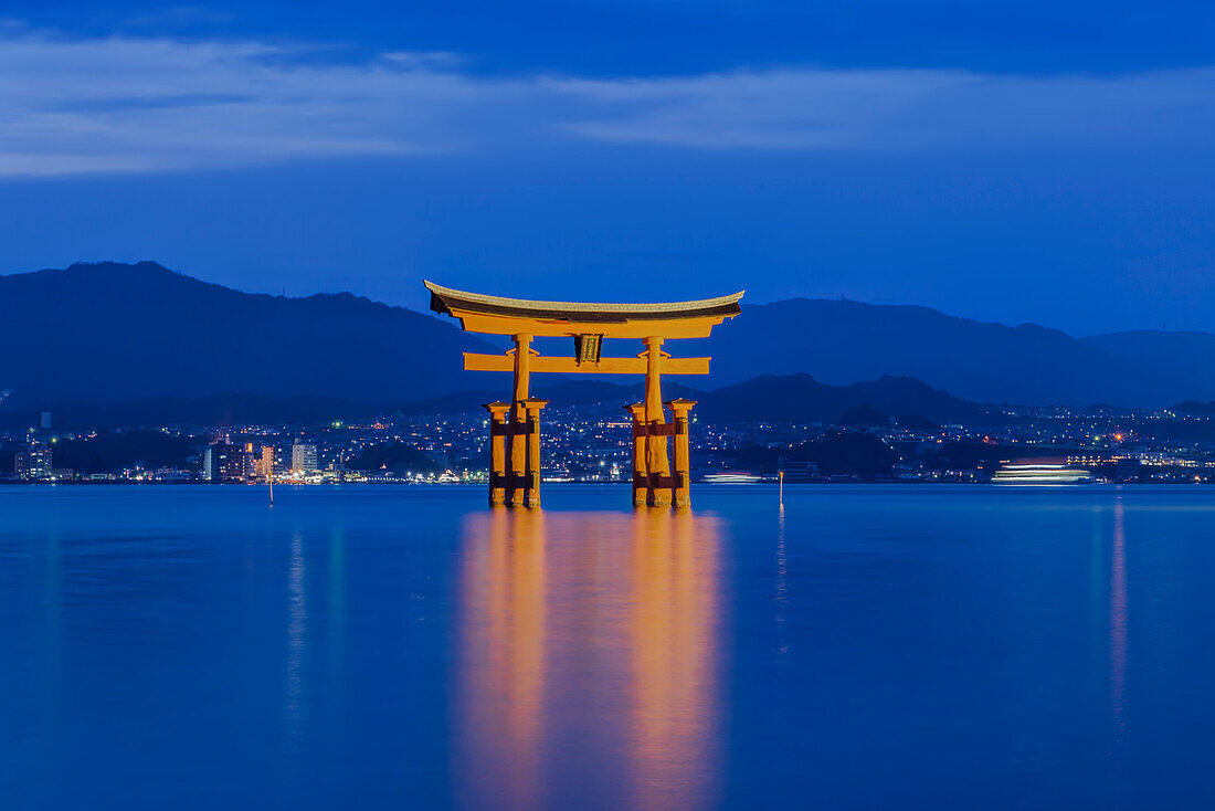 Japan, Miyajima, Itsukushima-Schrein, Twilight Floating Torii Gate