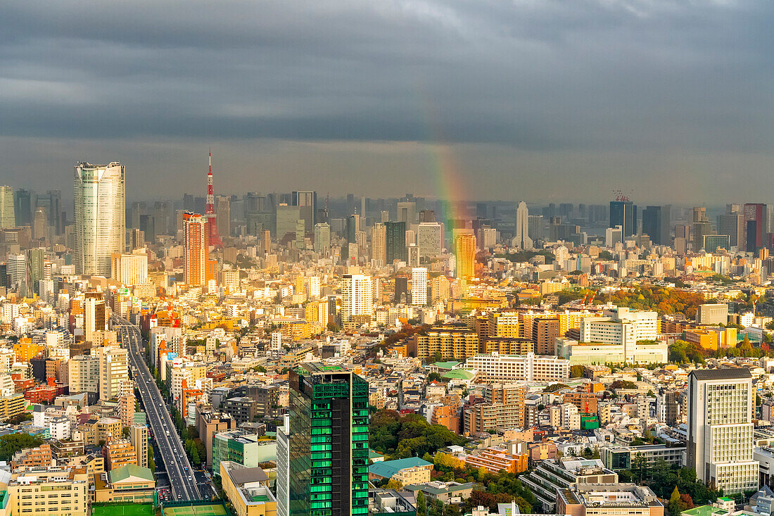 Stadtbild von Tokio bei Sonnenuntergang mit einem Regenbogen vom Shibuya Scramble Square in Japan aus gesehen