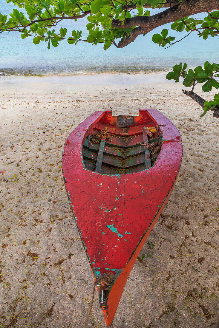 Karibik, Grenada, Insel Carriacou. Hölzernes Fischerboot am Strand