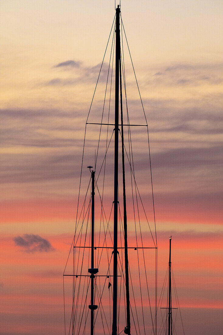 Karibik, Grenada, St. Vincent. Segelbootmast bei Sonnenuntergang