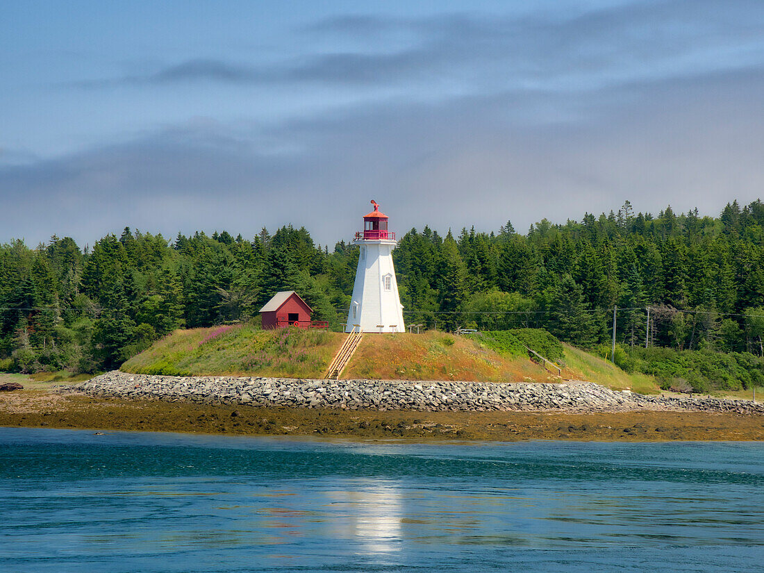 USA, Maine, Lubec. Mulholland Point Lighthouse von der Stadt Lubec, Maine aus gesehen.