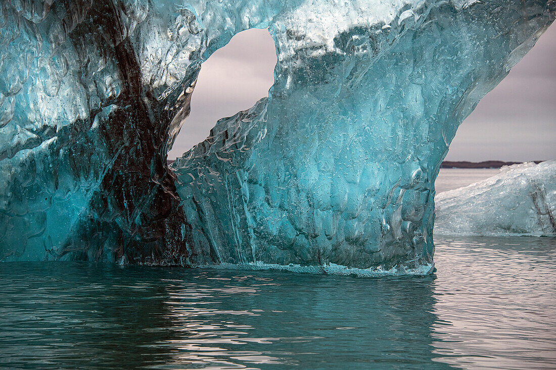 Eisberge vom Jökulsárlón-Gletscher treiben in der Jökulsárlón-Lagune in Island