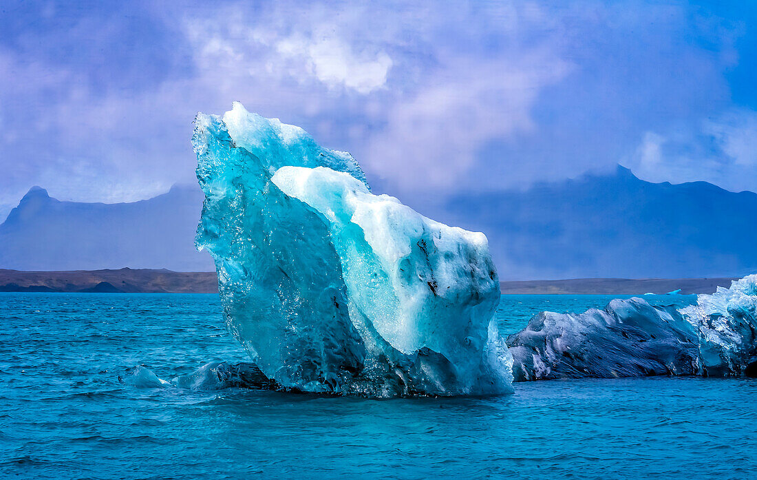 Großer Eisberg Diamond Beach, Gletscherlagune Jökulsárlón, Vatnajökull-Nationalpark, Island. Eis vom Breidamerkurjokull-Gletscher