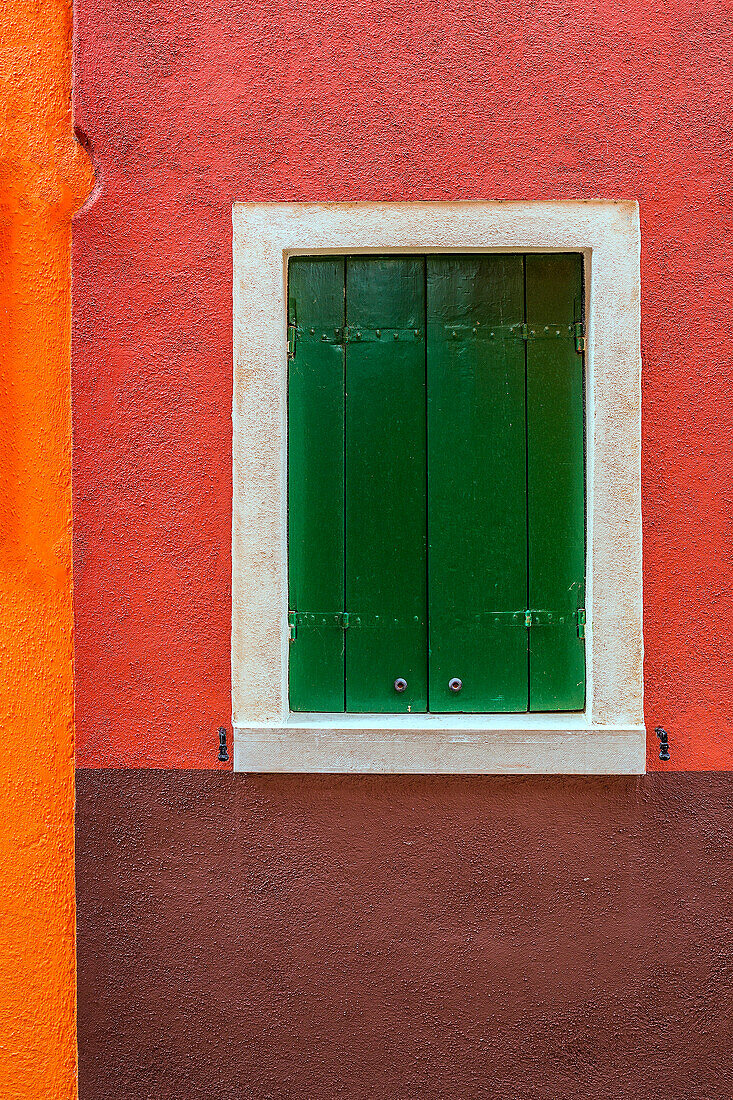 Europa, Italien, Burano. Buntes Haus und Fenster