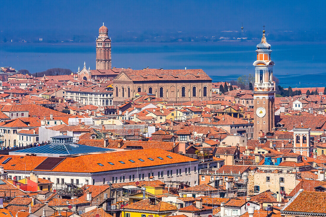 Schöne orangefarbene Dächer und Nachbarschaften, Häuser und Kirchen in Venedig, Italien.