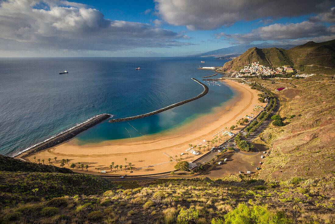 Spanien, Kanarische Inseln, Insel Teneriffa, San Andres, erhöhten Blick auf Strandstadt