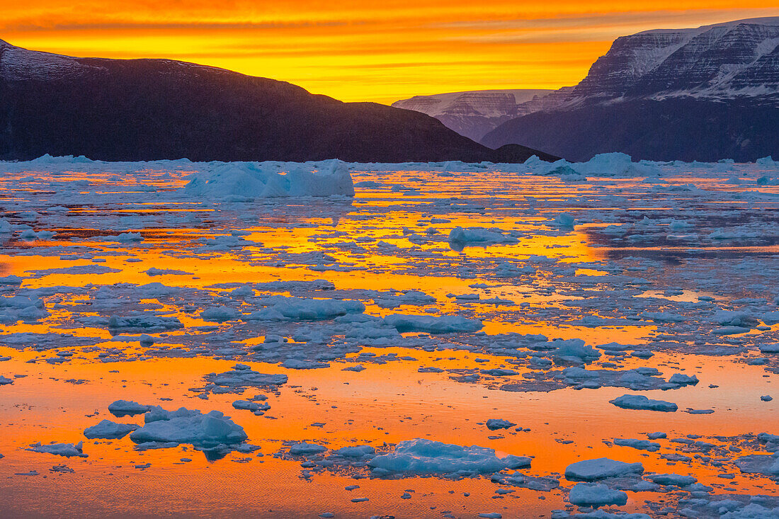 Grönland. Scores von Sund. Gasfjord. Sonnenuntergang mit Eisbergen und schroffem Eis.