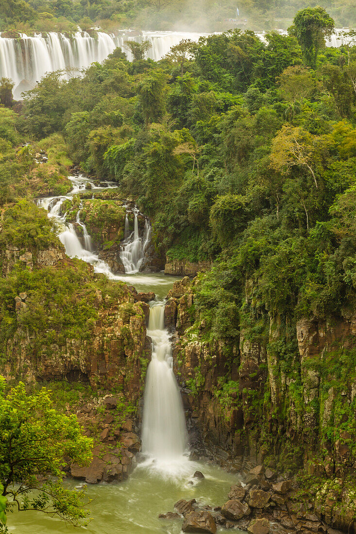 Brasilien, Iguazu-Wasserfälle. Landschaft von Wasserfällen