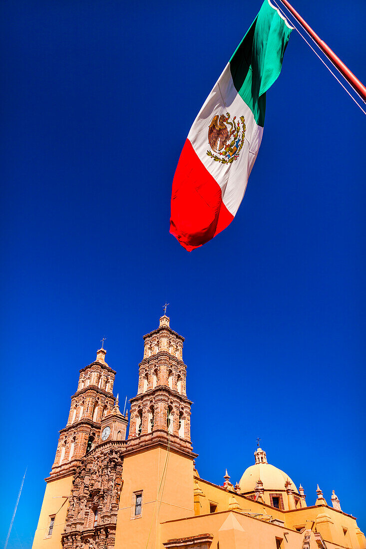 Mexikanische Flagge, Parroquia Catedral Dolores Hidalgo, Mexiko. Pater Miguel Hidalgo machte seinen Grito de Dolores zu Beginn des Unabhängigkeitskrieges von 1810 in Mexiko. Kathedrale aus dem 17. Jahrhundert.