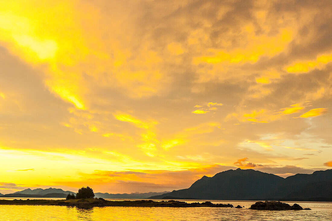 USA, Alaska, Tongass National Forest. Sonnenuntergangslandschaft