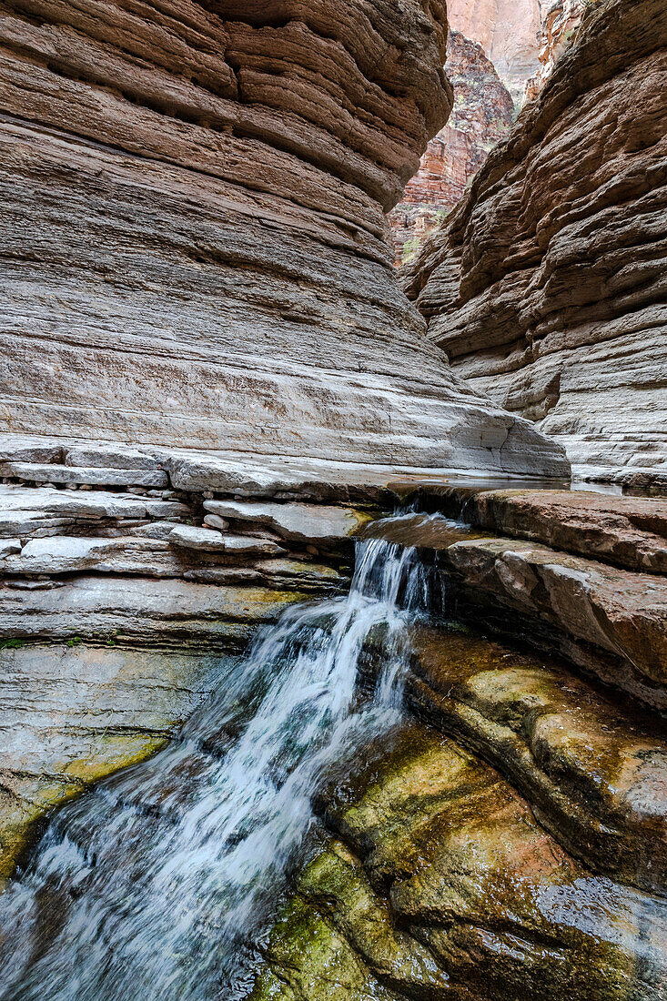 USA, Arizona. Kleiner Wasserfall im Matkatamiba Canyon, Grand Canyon National Park.