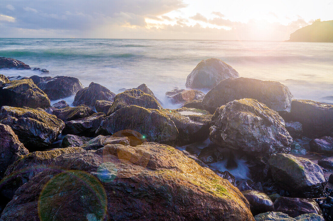 Sonnenuntergang am Strand von Muir, Marin County, Kalifornien, USA