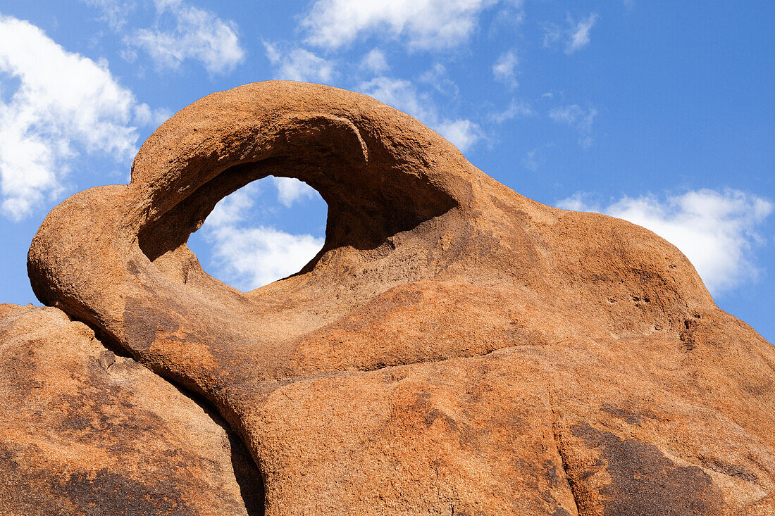 USA, Kalifornien, Sierra-Nevada-Kette. Das Auge des Cyclops Arch in Alabama Hills