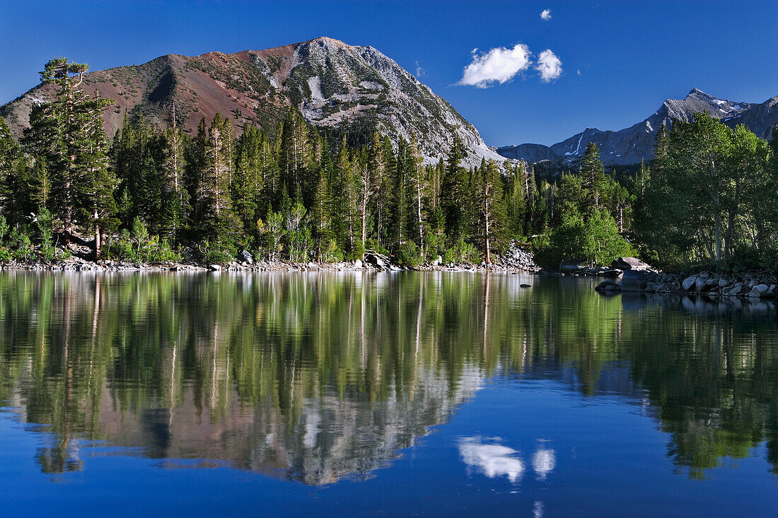 USA, Kalifornien. Reflexionen im Sherwin Lake