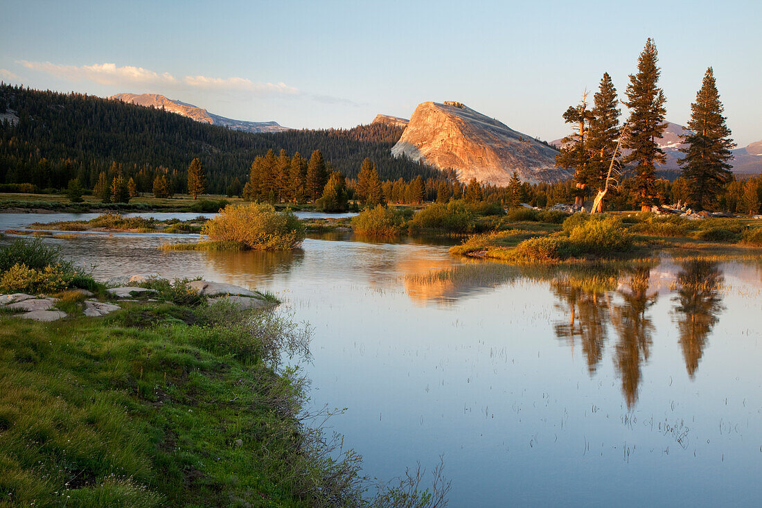 USA, Kalifornien, Yosemite-Nationalpark. Lembert Dome und Tuolumne River Landschaft