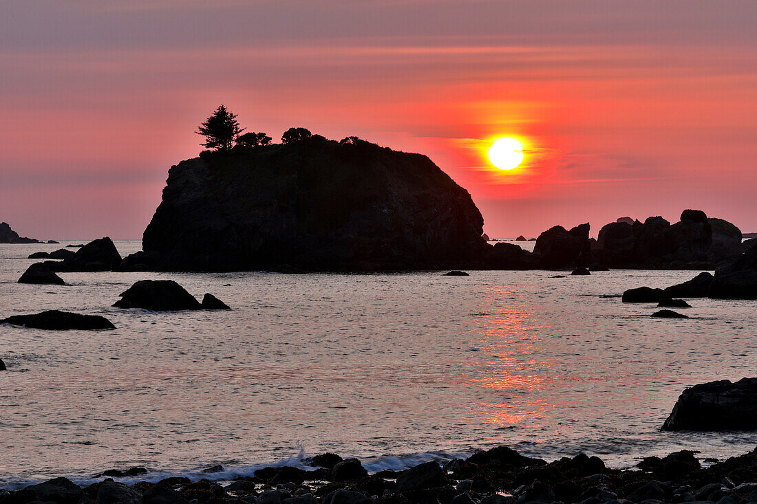 Sonnenuntergang und Seestapel entlang der nordkalifornischen Küste, Crescent City