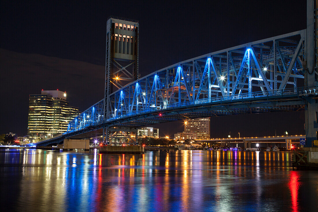 USA, Florida, Jacksonville, Main Street Bridge auch bekannt als die blaue Brücke über den St. John's River