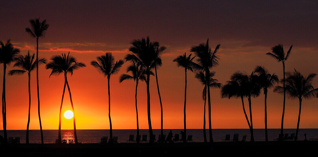 Usa, Hawaii, Big Island. Sun setting on Anaehoomalu Bay.