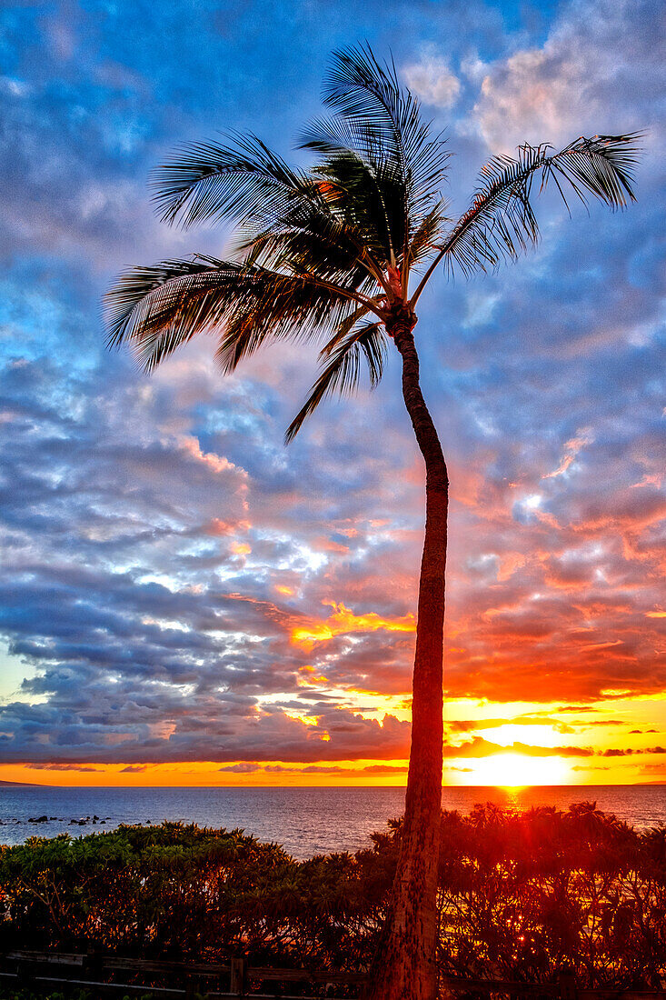 Sonnenuntergang am Strand von Wailea, Maui, Hawaii, USA.