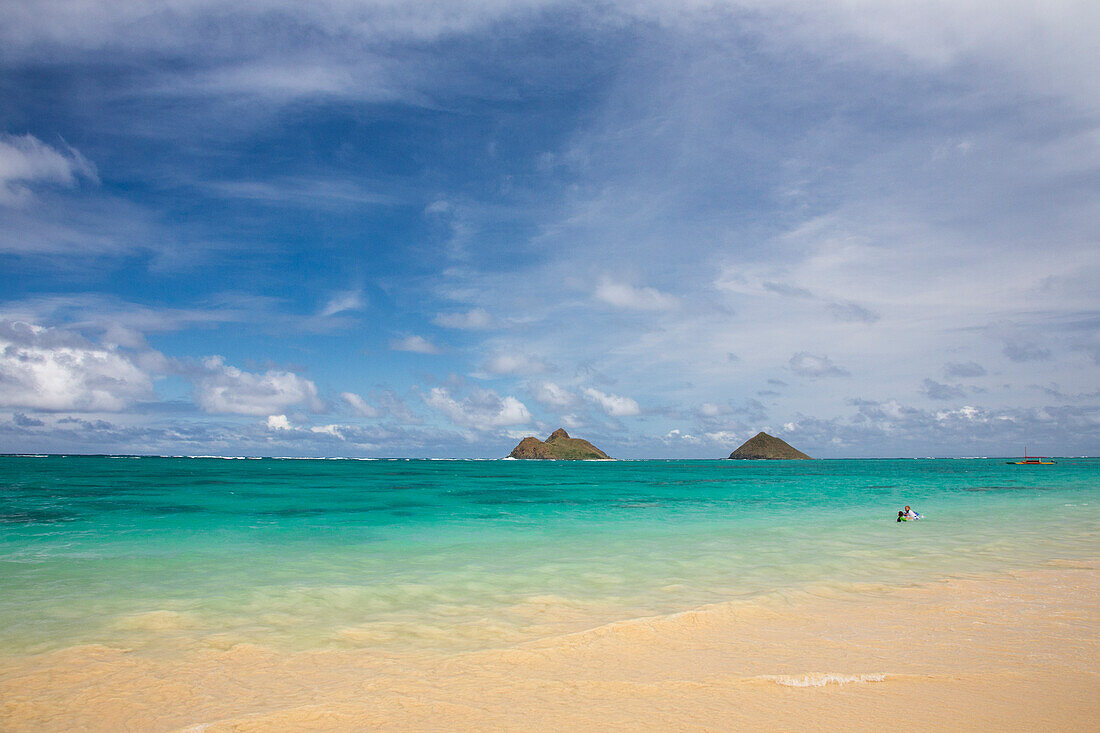 USA, Hawaii-Inseln, Oahu, Lanikai Beach und Inseln im Hintergrund
