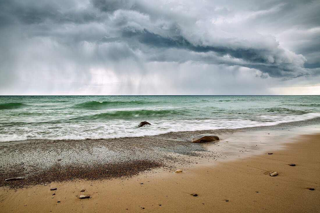 USA, Michigan, obere Halbinsel, Regenwolke über Pictured Rocks National Lakeshore